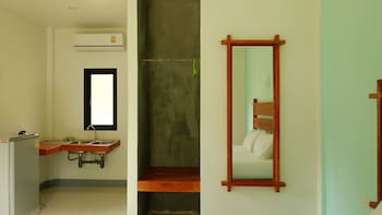 BAAN REENAA LANTA