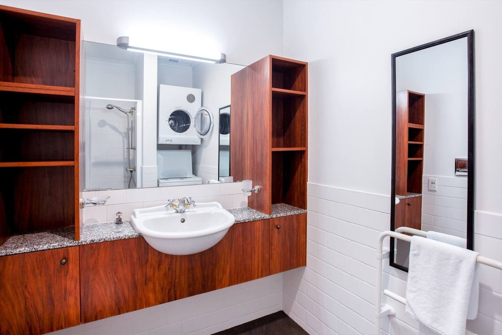 PRIME WATERFRONT 1 BEDROOM CORNER APARTMENT