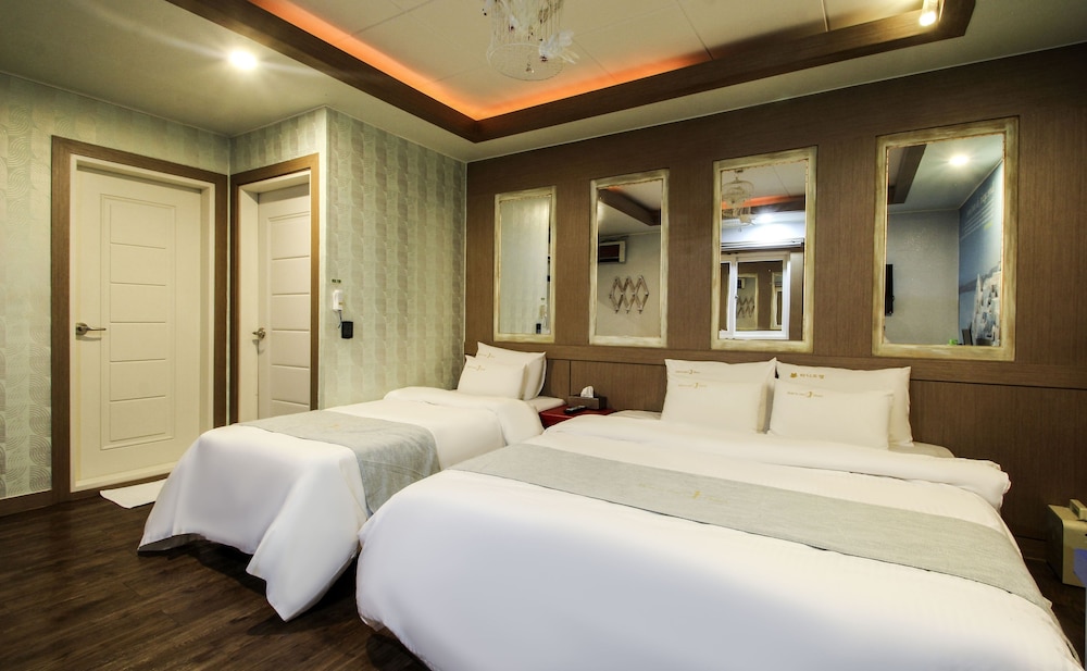 HOLE IN ONE HOTEL