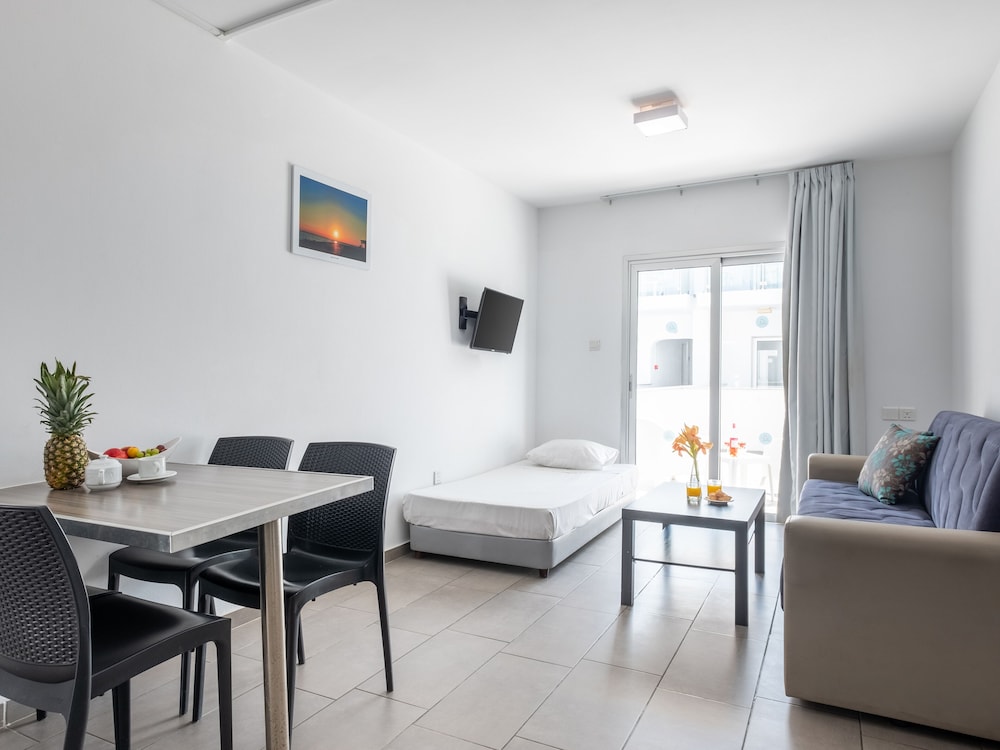 SANDERS RIO GARDENS - HOMELY 1-BEDROOM APARTMENT WITH SHARED POOL AND BALCONY