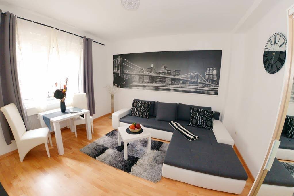 JOE'S APARTMENTS - 1030