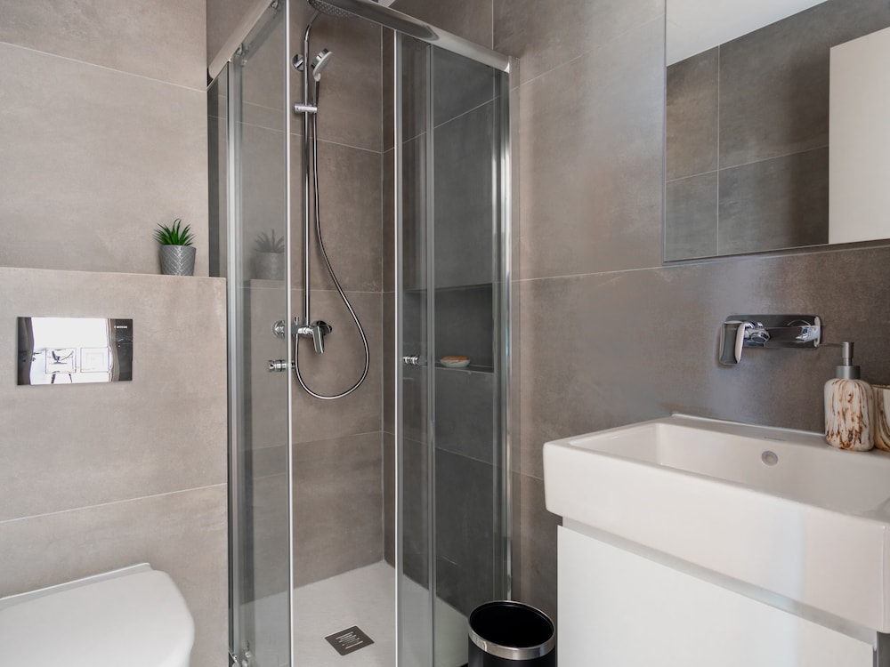 SANDERS CRYSTAL - DARLING 2-BDR APT W BALCONY