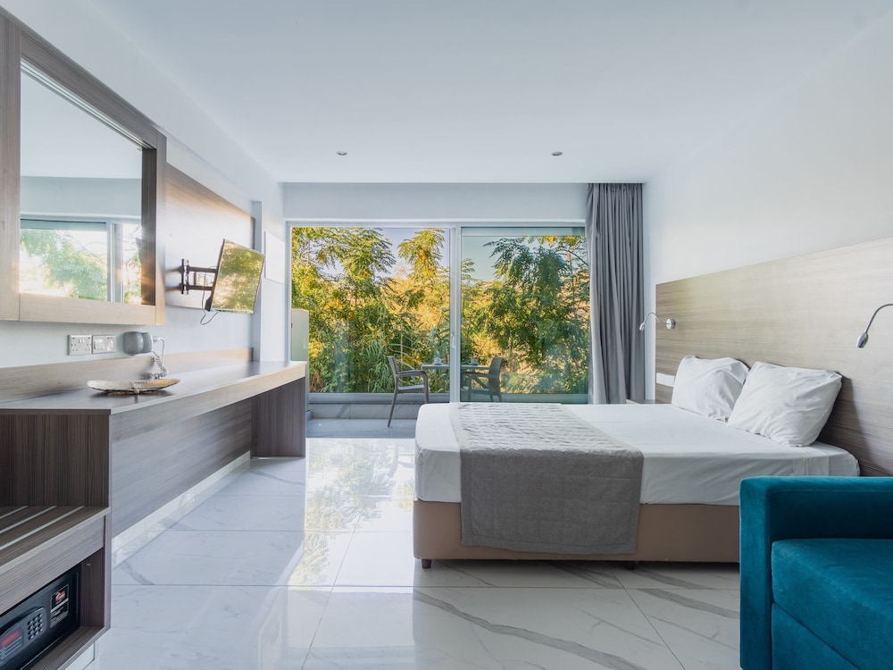 SANDERS RIO GARDENS - CHARMING STUDIO WITH SHARED POOL AND BALCONY