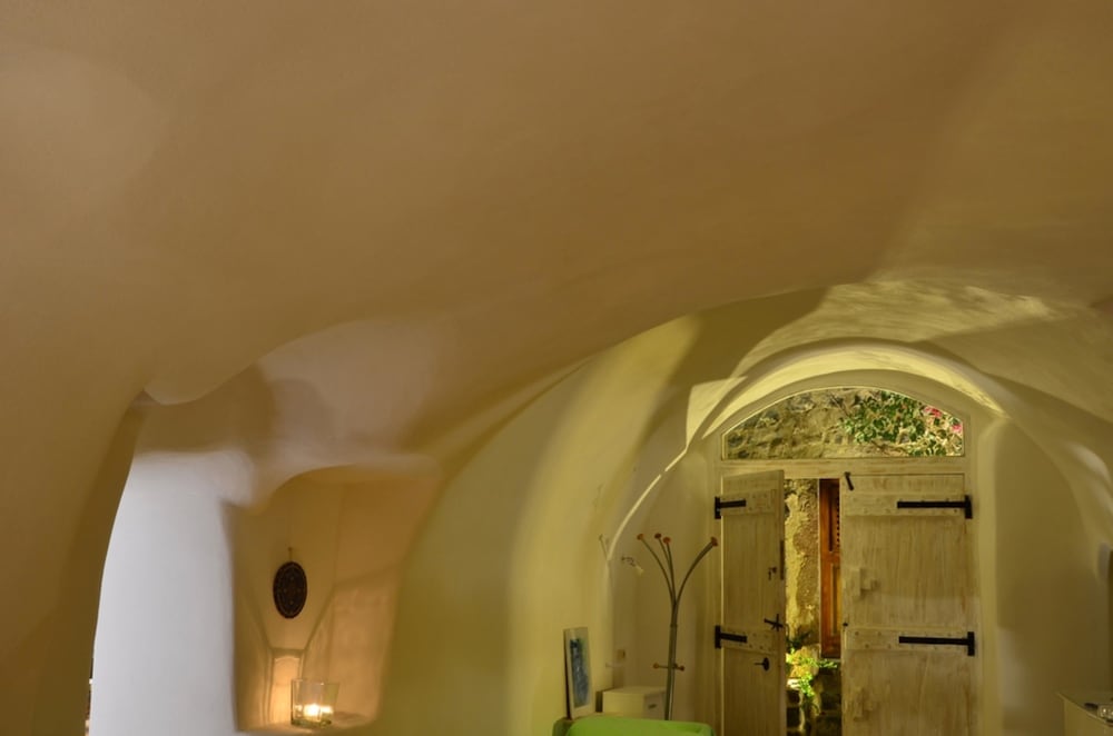 VILLAS AND MANSIONS OF SANTORINI ISLAND