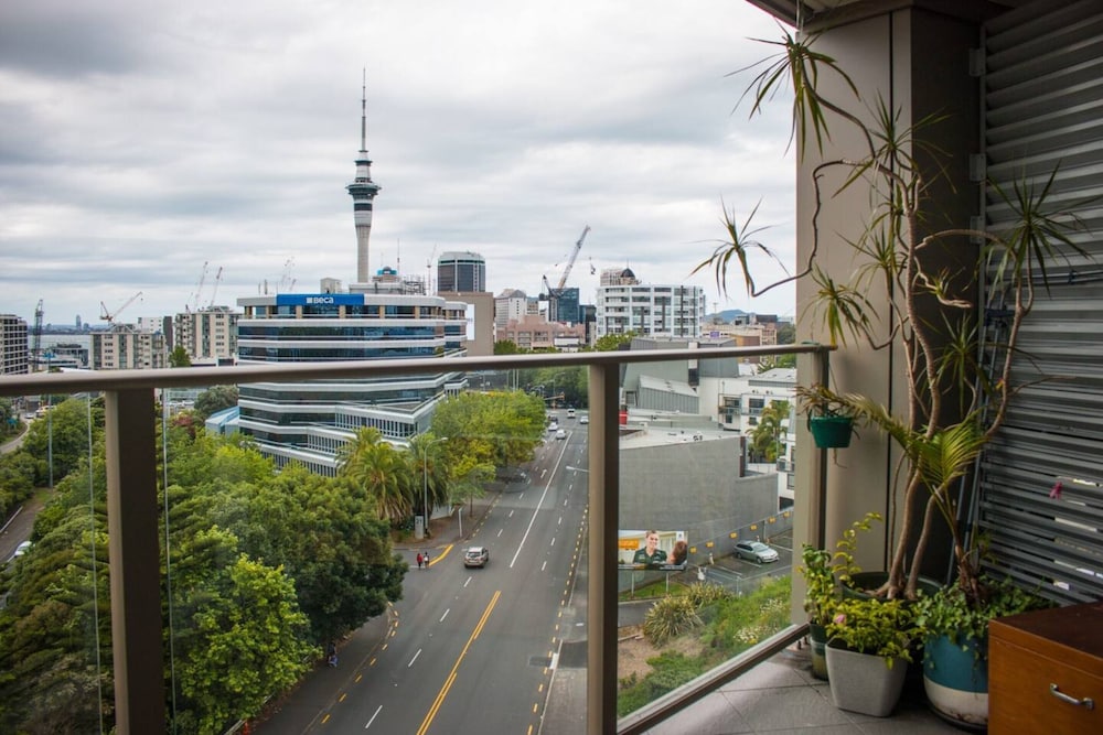 COMFORTABLE 2 BEDROOM APARTMENT WITH STUNNING VIEWS