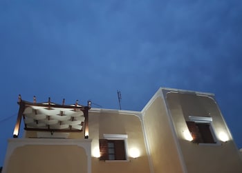 SANTORINI FAMILY APARTMENTS