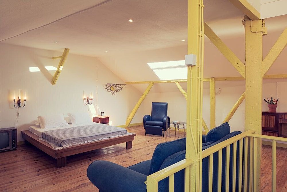 LISBON CALLING ROOMS & STUDIO