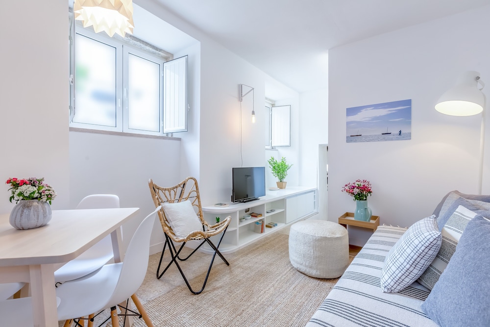 RENOVATED TYPICAL BAIXA APARTMENT, BY TIMECOOLER