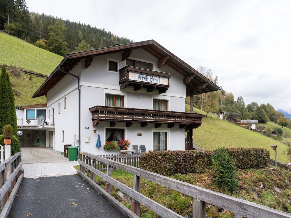 Apartment In Zell Am See With Ski-storage, Parking & Balcony