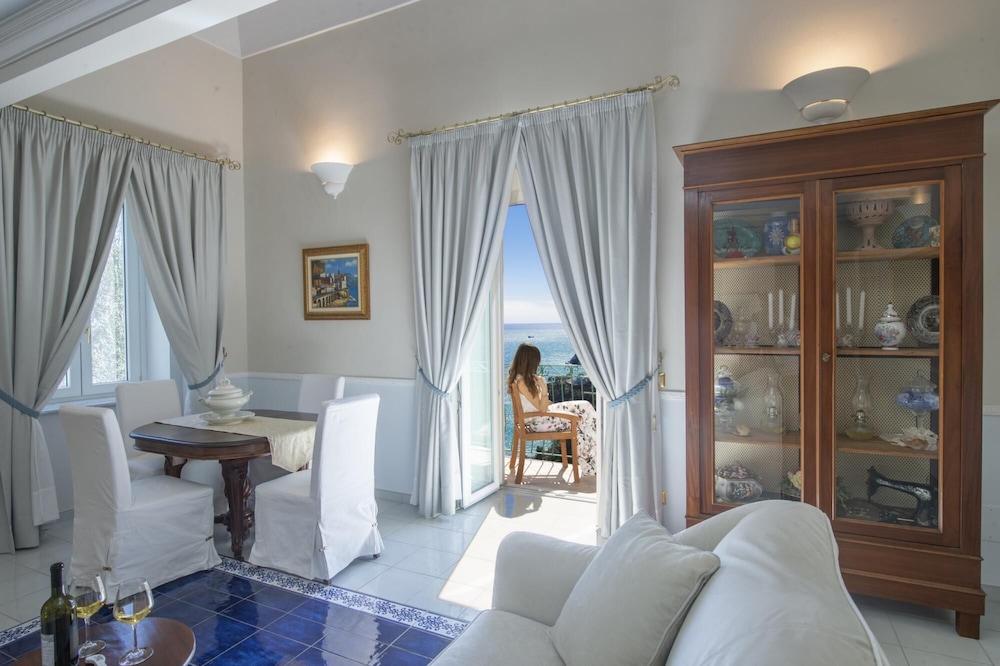 AMORE RENTALS - VILLA LAURO WITH HEATED JACUZZI SEA VIEW AND GYM