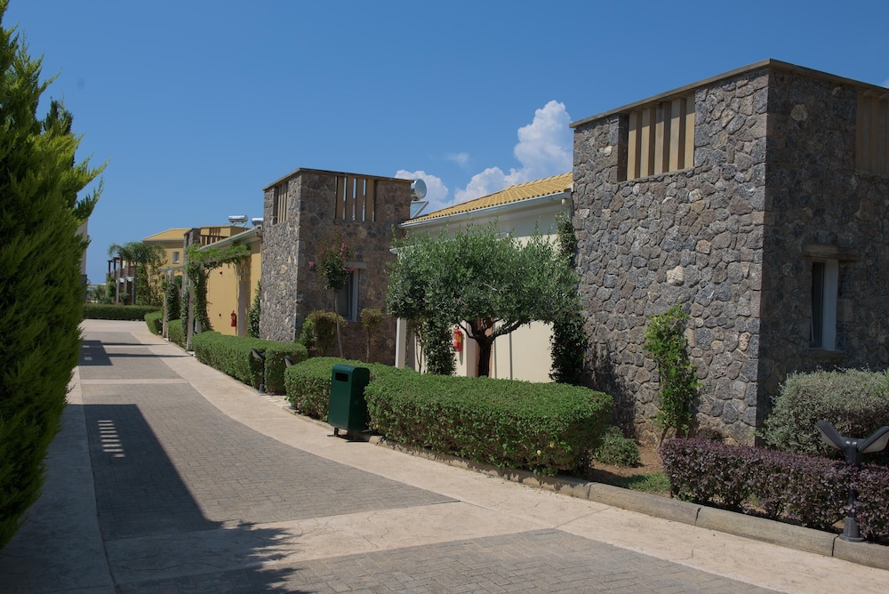 dal travel RESTIA