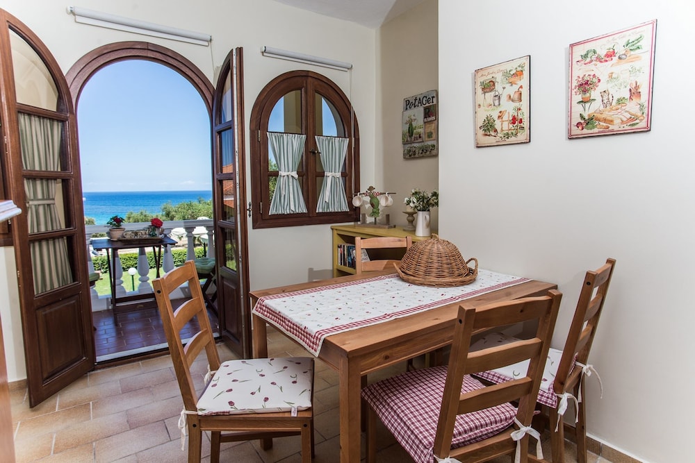 Amboula Beach Apartments