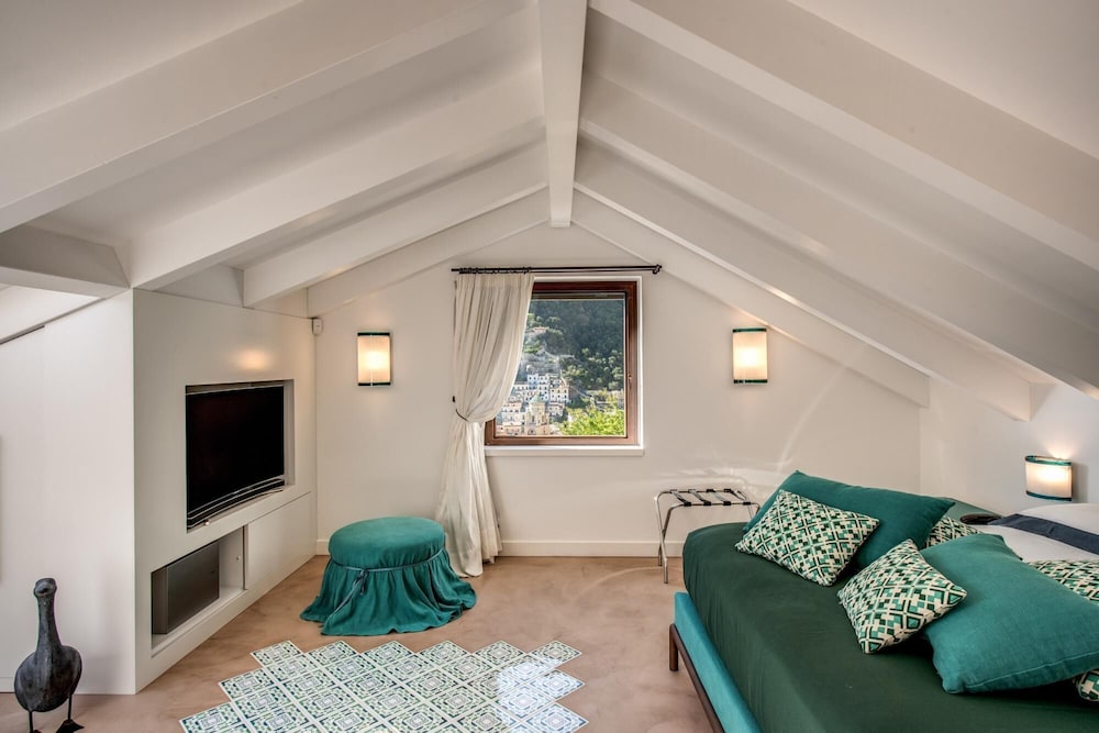 VILLA DIANA WITH SEA VIEW INFINITY POOL AND AIR CONDITIONING