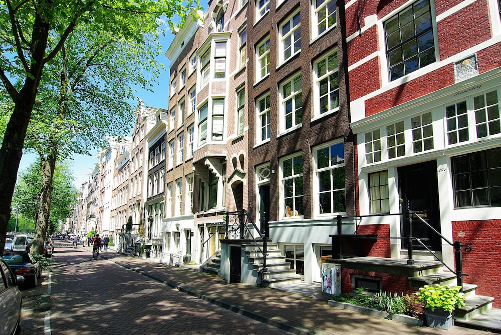 1637 HISTORIC CANAL VIEW SUITES