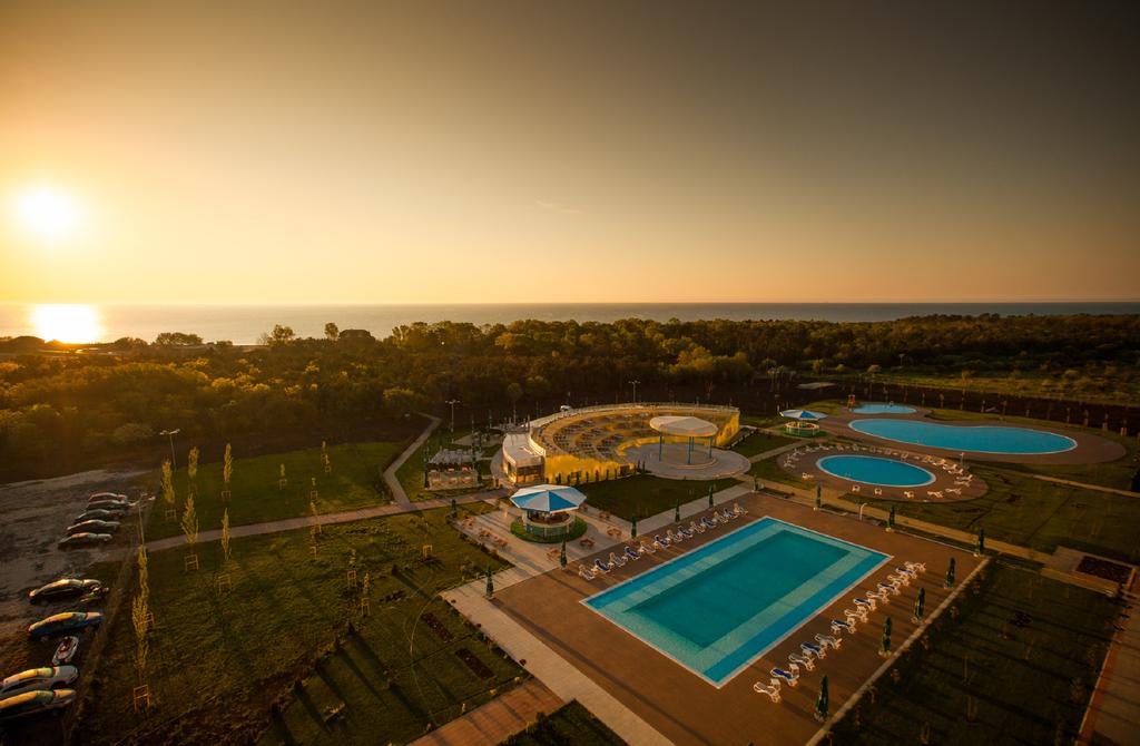 Blaxy Premium Resort