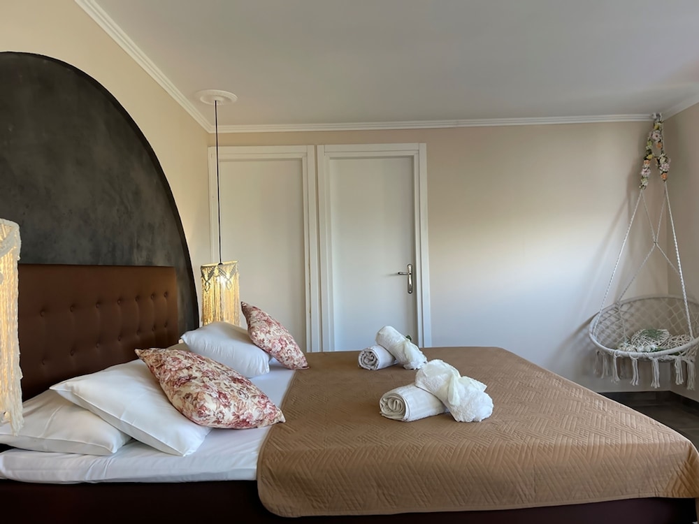 Villa De La Vita Alykes