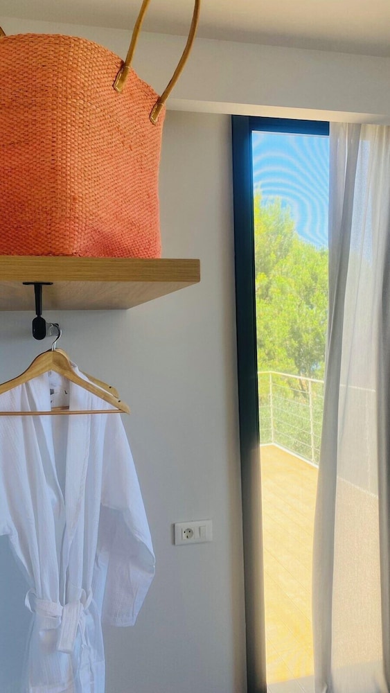 dal travel TERRA PETRA VILLA - THE SEAFRONT RETREAT