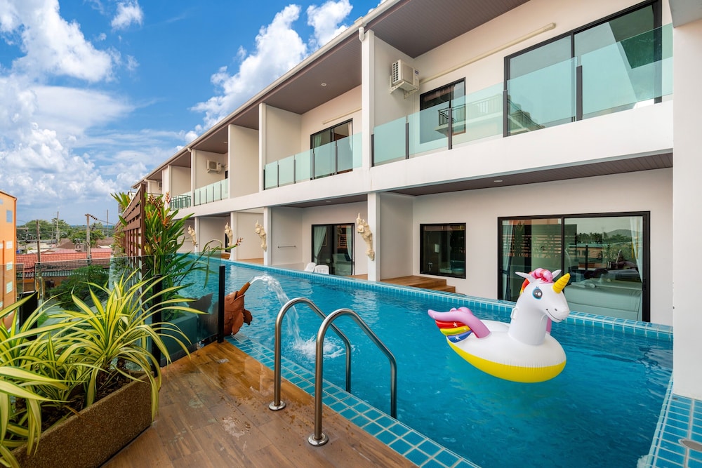 The Thames Pool Access Resort