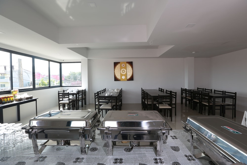 The Thames Pool Access Resort