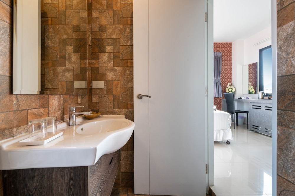 The Thames Pool Access Resort