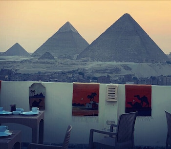 9 PYRAMIDS INN