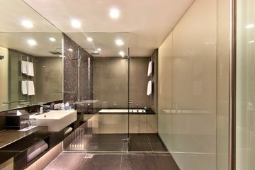 PARK PLAZA SOI 18