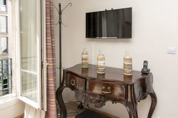 My Nest Inn Paris Pantheon