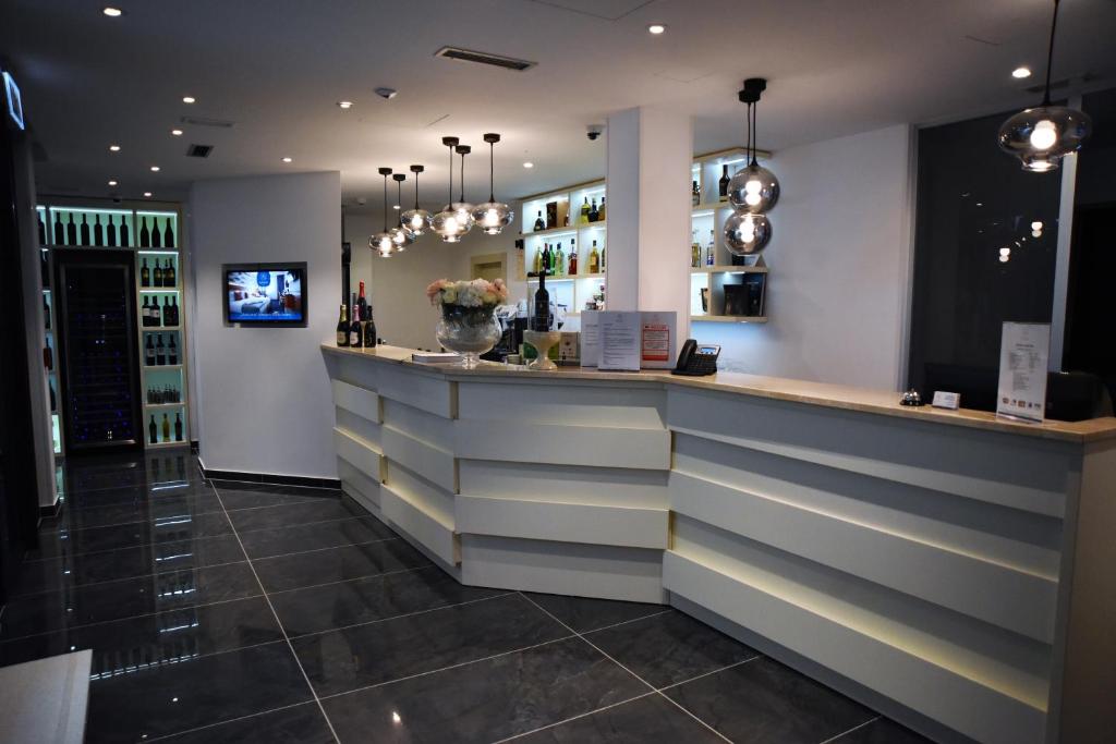 Santiny Hotel & Restaurant