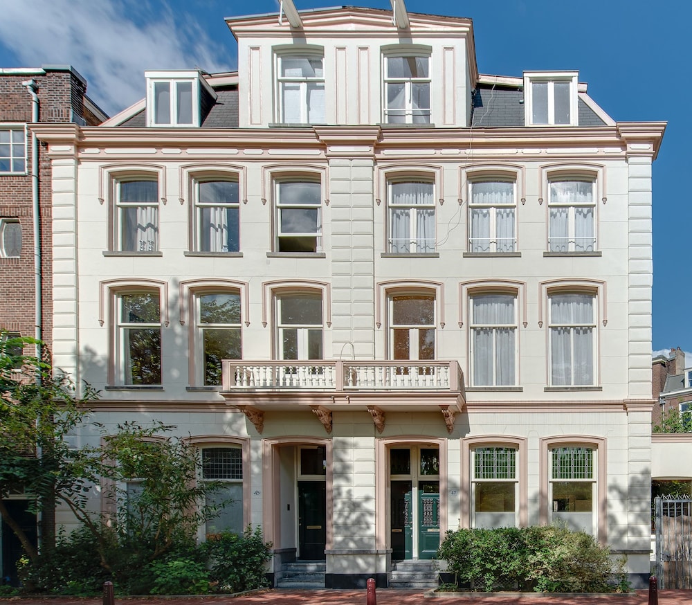 SPINOZA SUITES