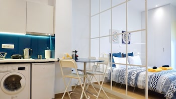 Charming Sunny Studio In Athens