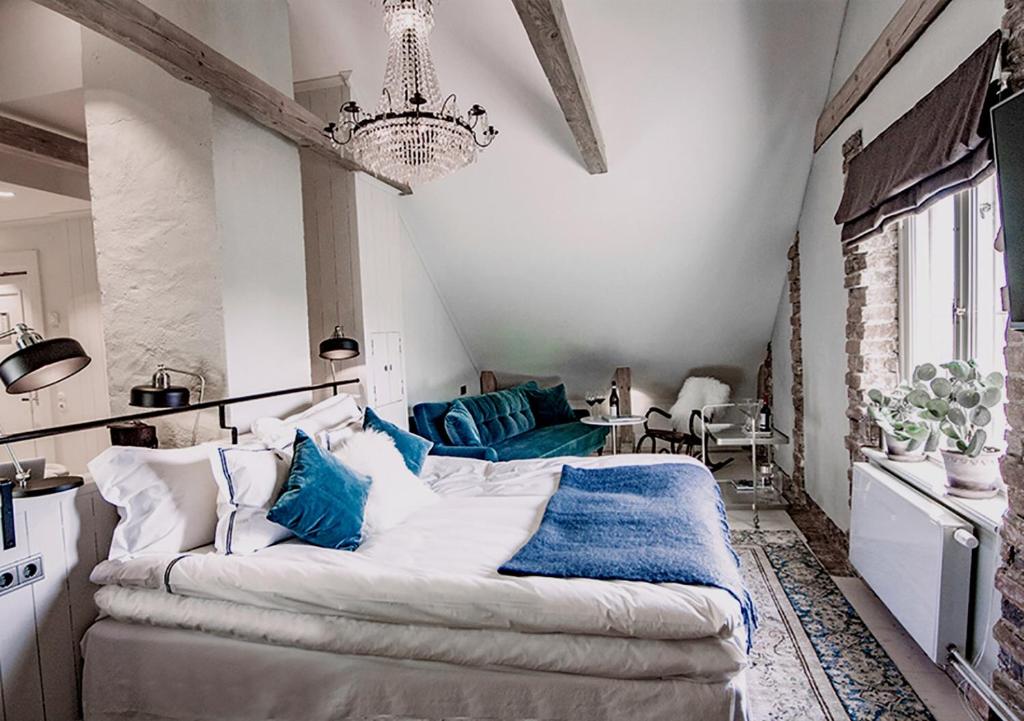 GORVALNS SLOTT (27 KM FROM STOCKHOLM)