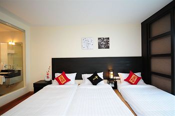 BOSS SUITES NANA