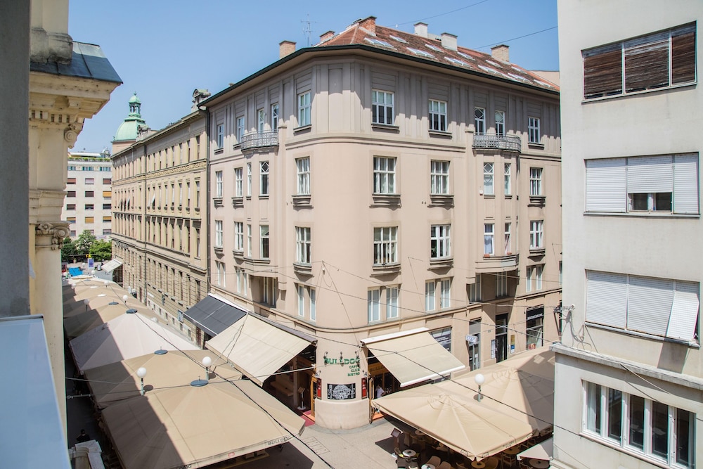 Modern & Bright Studio In Main Pedestrian Zone