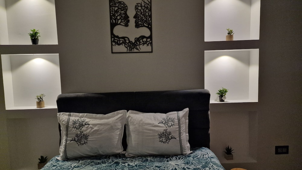 CAPTIVATING 2-BED APARTMENT IN TUNIS