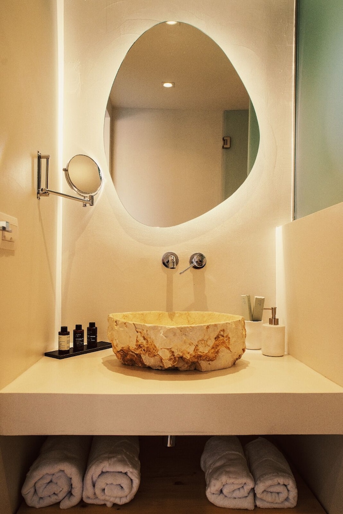 Aliv Stone Suites Amp Spa