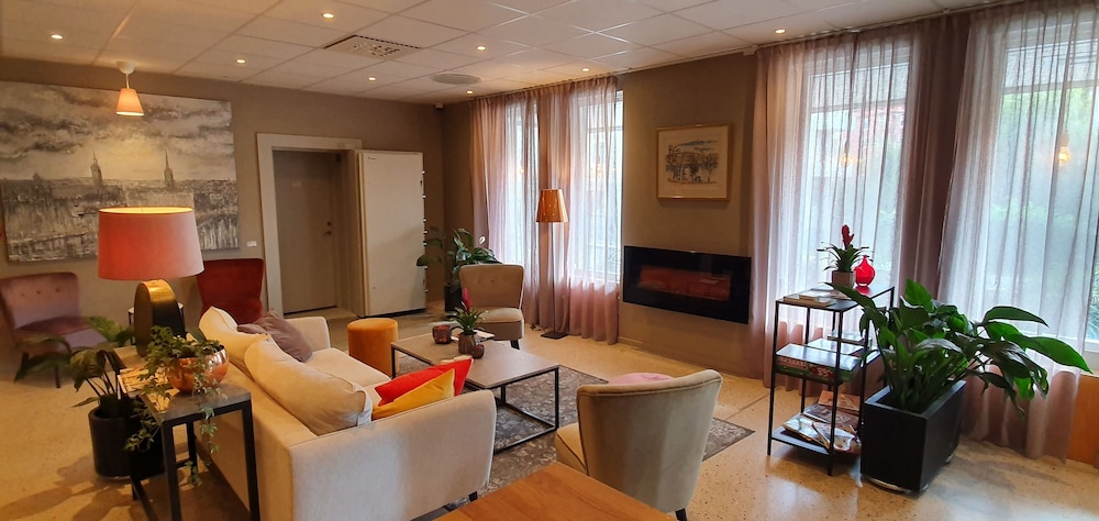 LA HOTEL