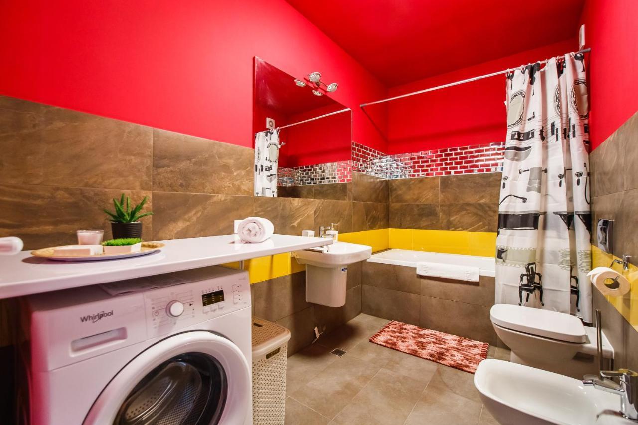 VIVID COLORS NEAR CITY CENTER