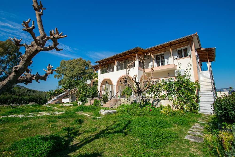 Family Private Homes With Sea View