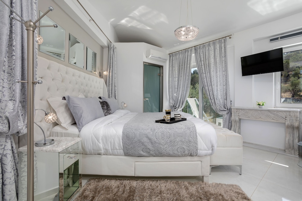 Dion Villa  Pool Amp Jacuzzi  Sleeps 4  Zakynthos