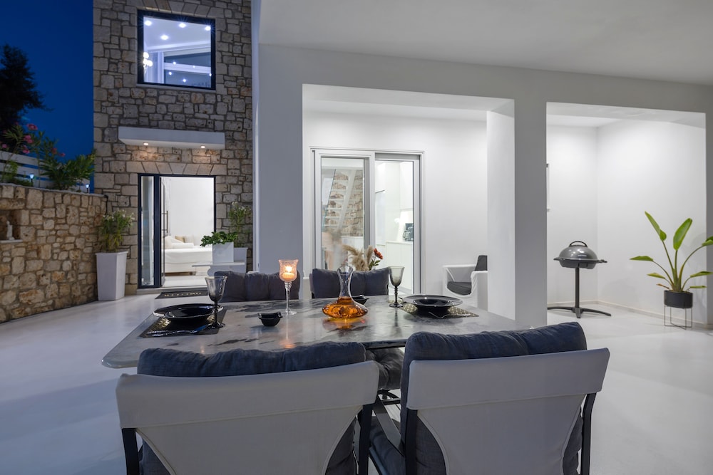 Dion Villa  Pool Amp Jacuzzi  Sleeps 4  Zakynthos