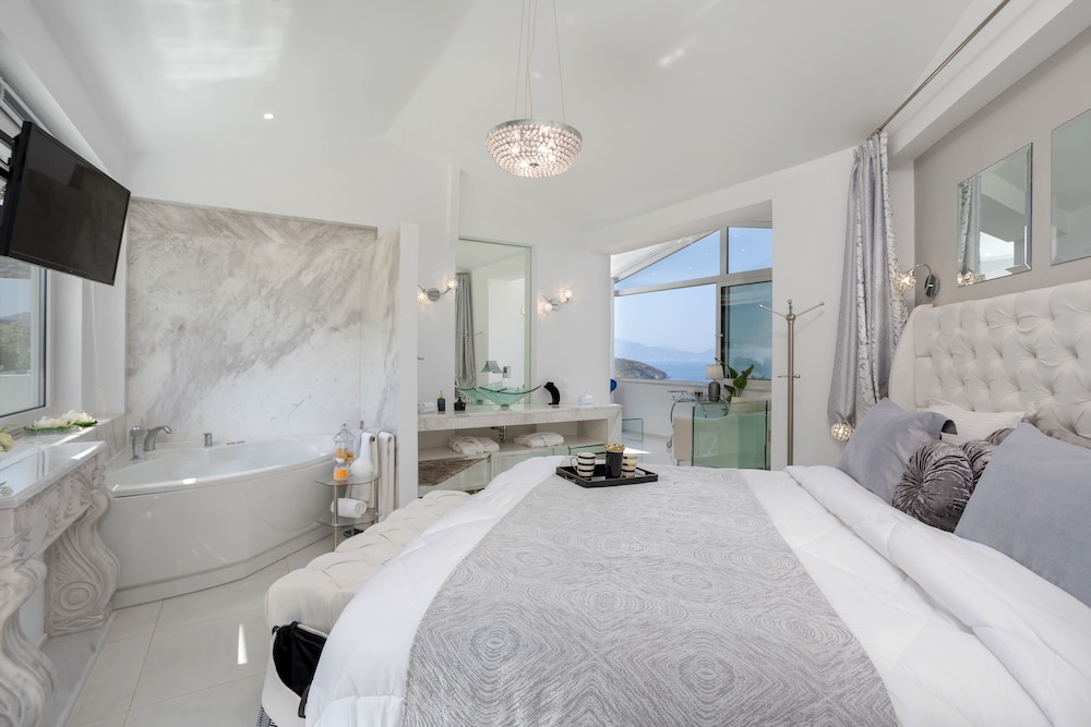 Dion Villa  Pool Amp Jacuzzi  Sleeps 4  Zakynthos