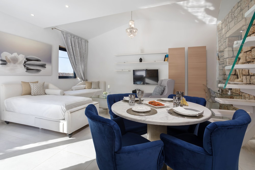 Dion Villa  Pool Amp Jacuzzi  Sleeps 4  Zakynthos