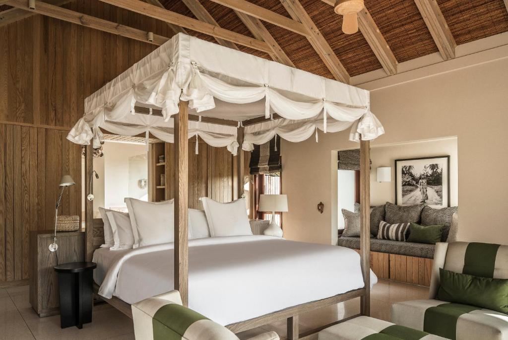 FOUR SEASONS RESORT SEYCHELLES AT DESROCHES ISLAND